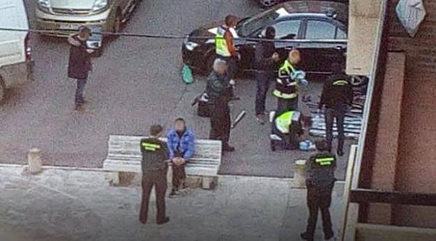 La Guardia Civil custodia a uno de los detenidos (R.S.R.) durante el registro de un local el 25 de diciembre del 2016 en la calle Los Fueros. :: l.r.