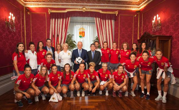 Ceniceros ha recibido al equipo nacional de fútbol femenino. 