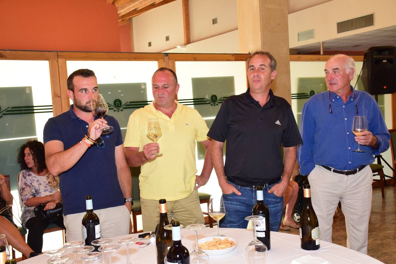 Los jugadores participantes en el Torneo Viña Ijalba, de la Liga de Golf Vino de lomejordelvinoderioja.com, disfrutaron de la cata de vinos de la bodega logroñesa.