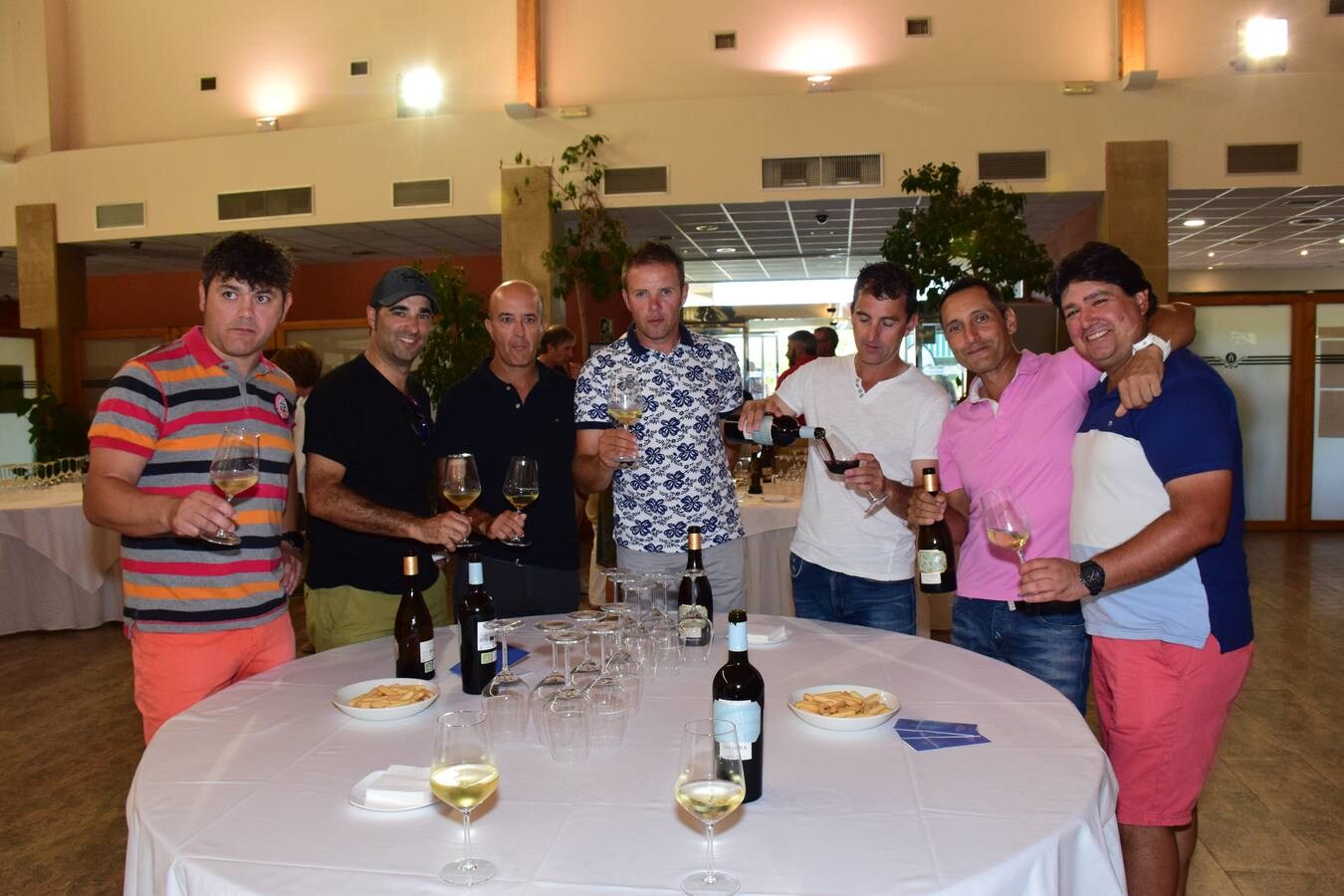 Los jugadores participantes en el Torneo Viña Ijalba, de la Liga de Golf Vino de lomejordelvinoderioja.com, disfrutaron de la cata de vinos de la bodega logroñesa.