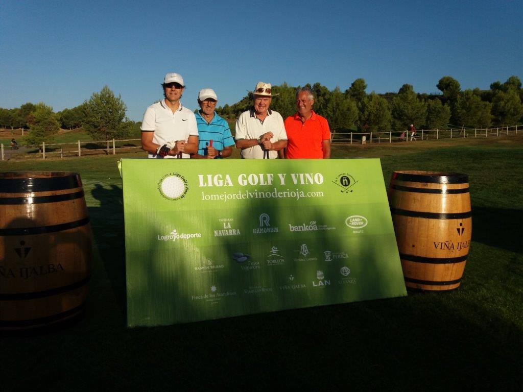 Fotos de salida de los jugadores participantes en el Torneo Viña Ijalba, de la Liga de Golf Vino de lomejordelvinoderioja.com