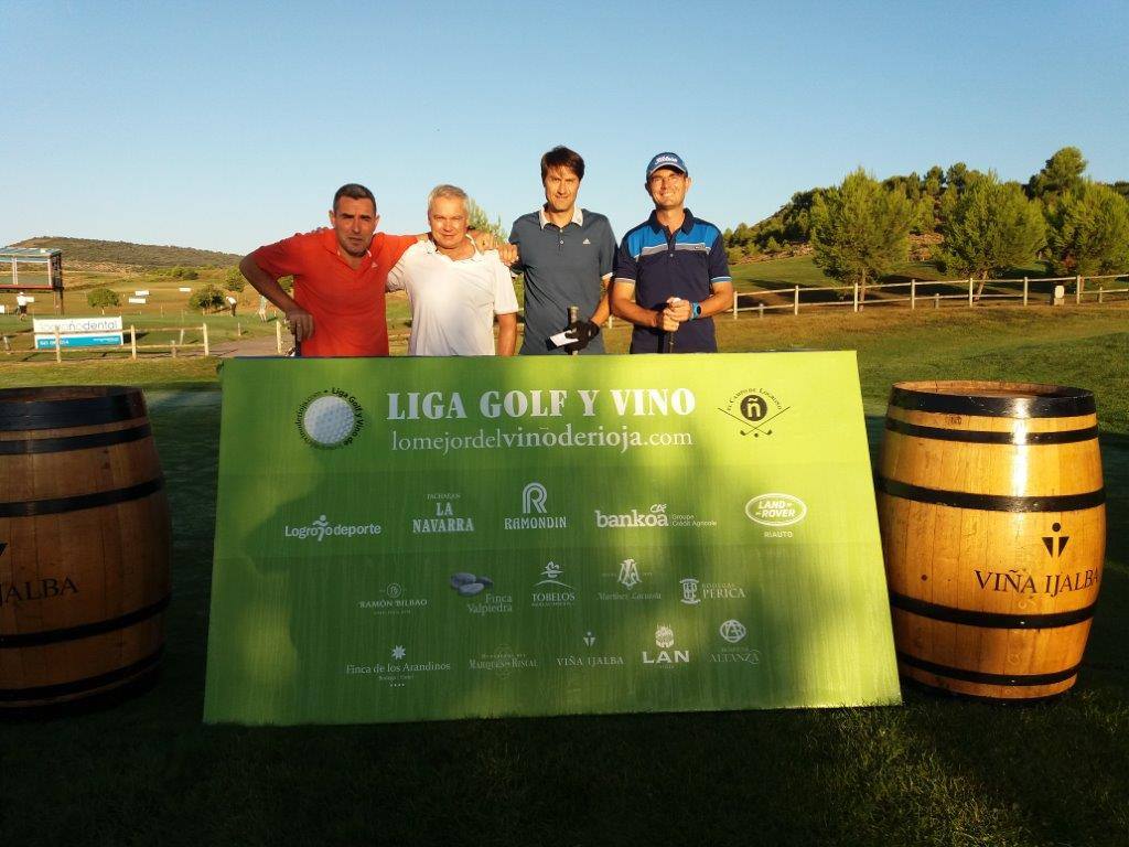 Fotos de salida de los jugadores participantes en el Torneo Viña Ijalba, de la Liga de Golf Vino de lomejordelvinoderioja.com