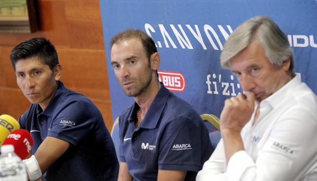 Nairo Quintana, Alejandro Valverde y Eusebio Unzue, ayer durante la comparecencia de Movistar. :: efe