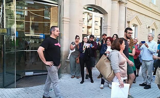 Jorge Merino (i) y Pablo Alberdi (tras la abogada Henar Moreno) salen del juzgado tras conocer la sentencia