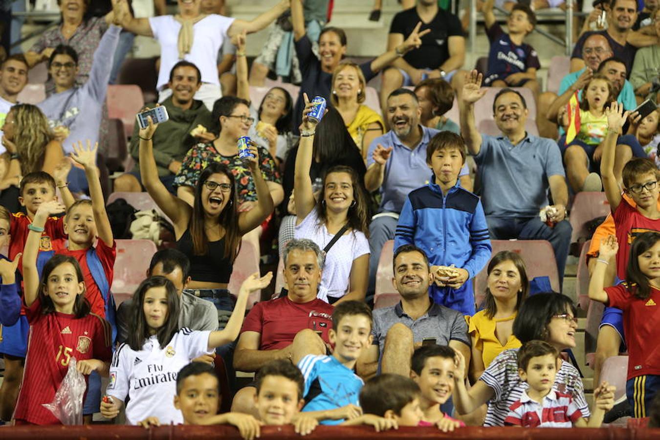 Mucho público y mucha juventud en Las Gaunas para animar a las chicas de la selección española en el partido de preparación contra Serbia y que se saldó con el triunfo de las nacionales por 3-0