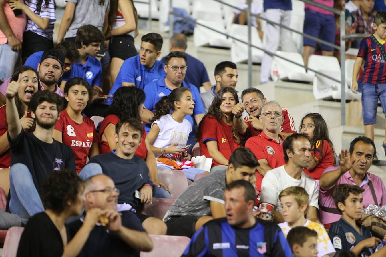 Mucho público y mucha juventud en Las Gaunas para animar a las chicas de la selección española en el partido de preparación contra Serbia y que se saldó con el triunfo de las nacionales por 3-0