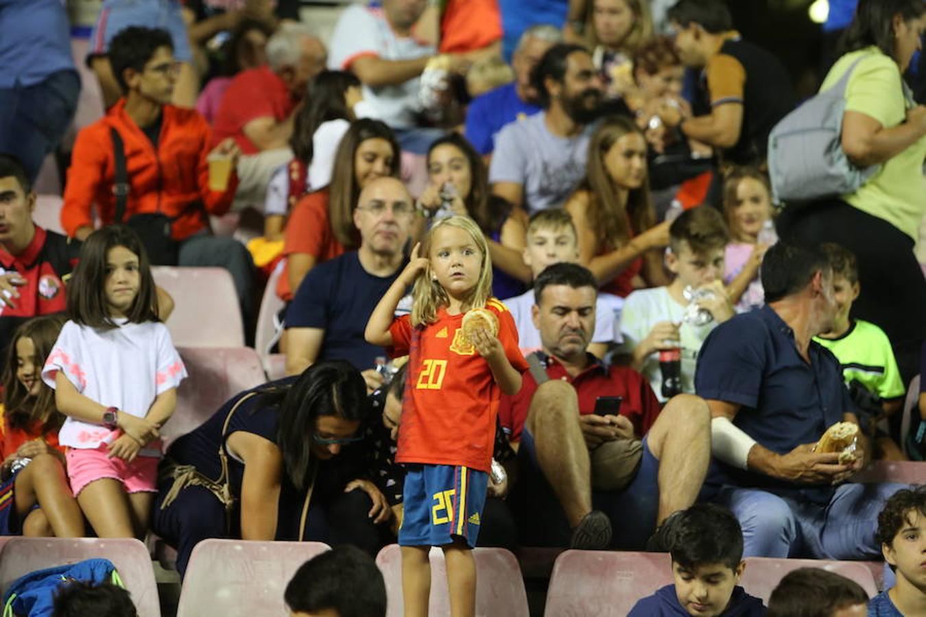 Mucho público y mucha juventud en Las Gaunas para animar a las chicas de la selección española en el partido de preparación contra Serbia y que se saldó con el triunfo de las nacionales por 3-0