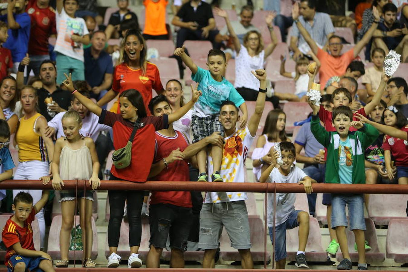 Mucho público y mucha juventud en Las Gaunas para animar a las chicas de la selección española en el partido de preparación contra Serbia y que se saldó con el triunfo de las nacionales por 3-0