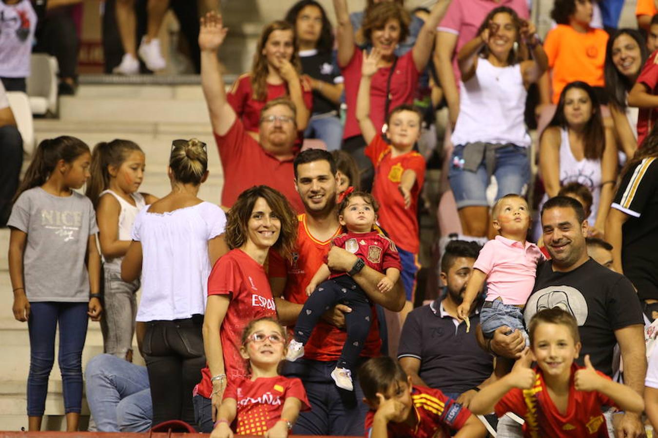 Mucho público y mucha juventud en Las Gaunas para animar a las chicas de la selección española en el partido de preparación contra Serbia y que se saldó con el triunfo de las nacionales por 3-0