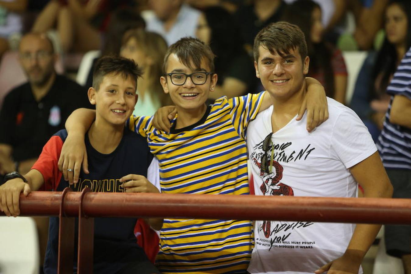 Mucho público y mucha juventud en Las Gaunas para animar a las chicas de la selección española en el partido de preparación contra Serbia y que se saldó con el triunfo de las nacionales por 3-0