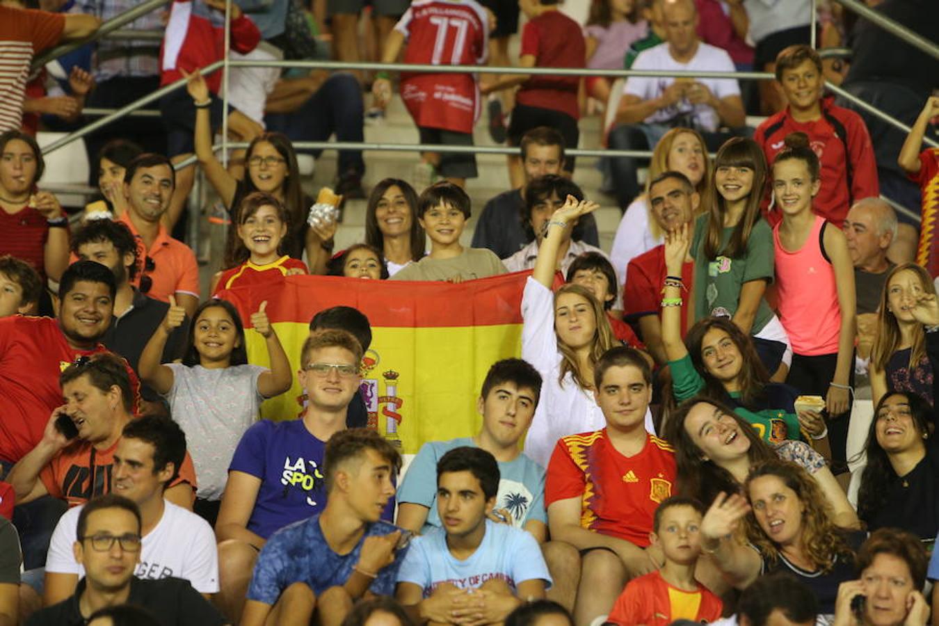 Mucho público y mucha juventud en Las Gaunas para animar a las chicas de la selección española en el partido de preparación contra Serbia y que se saldó con el triunfo de las nacionales por 3-0