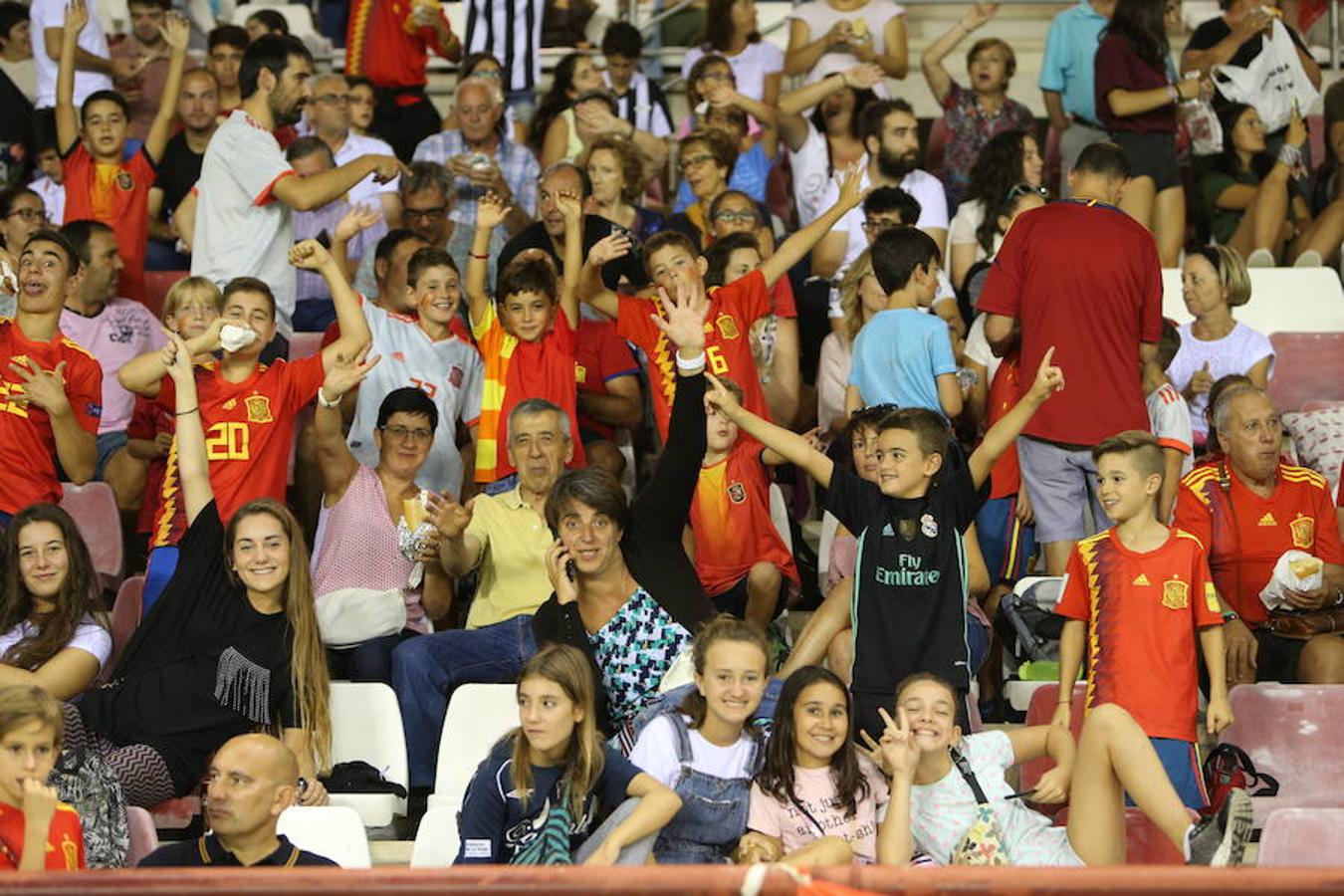 Mucho público y mucha juventud en Las Gaunas para animar a las chicas de la selección española en el partido de preparación contra Serbia y que se saldó con el triunfo de las nacionales por 3-0