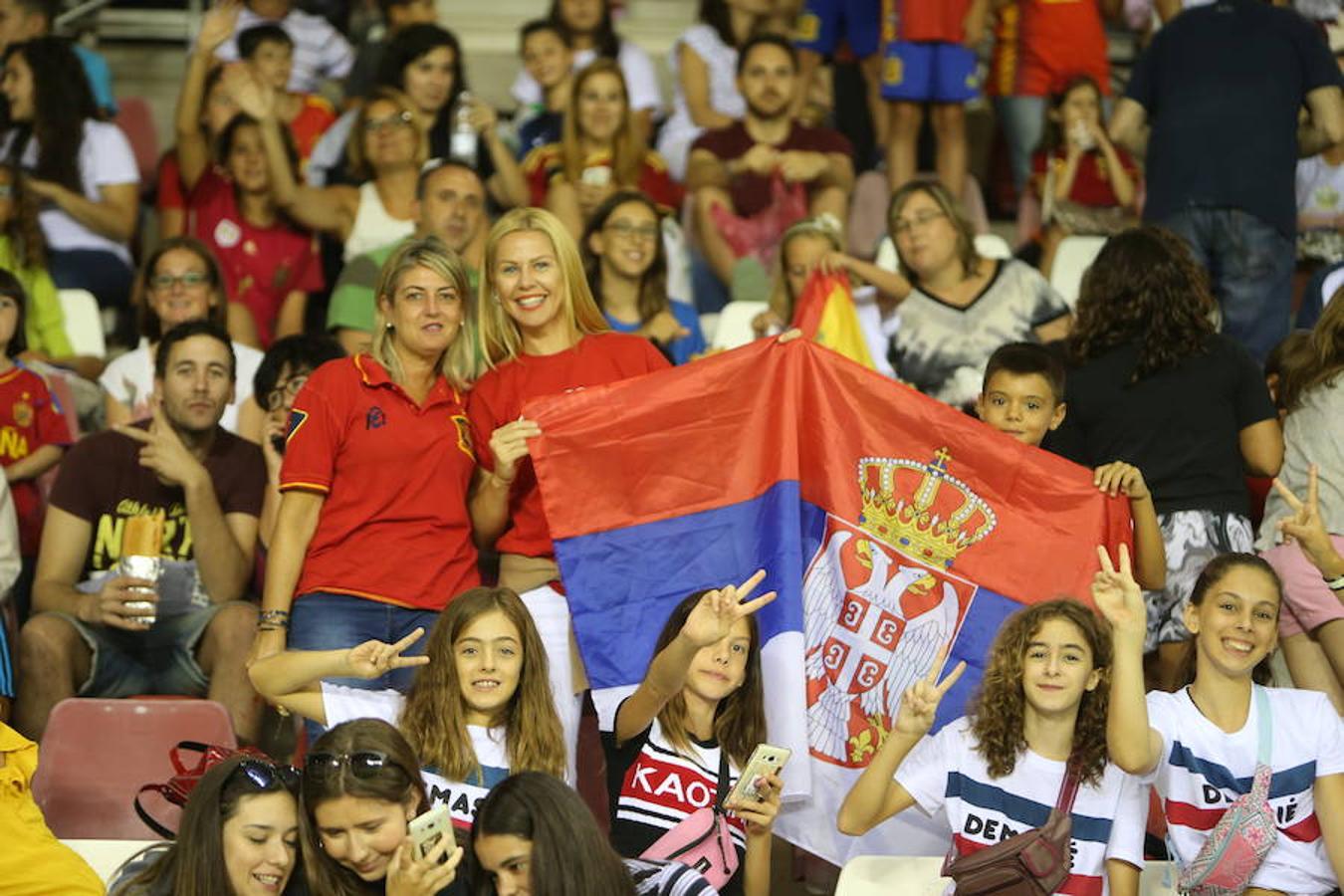 Mucho público y mucha juventud en Las Gaunas para animar a las chicas de la selección española en el partido de preparación contra Serbia y que se saldó con el triunfo de las nacionales por 3-0