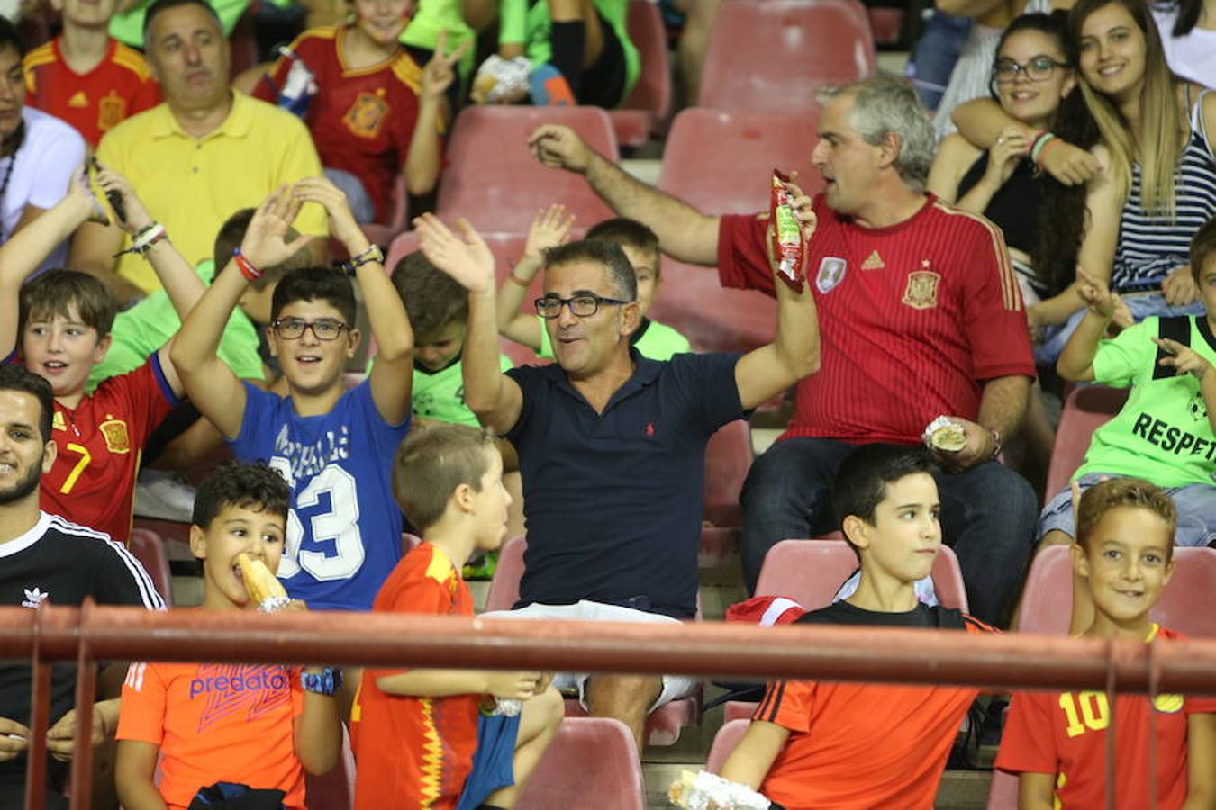 Mucho público y mucha juventud en Las Gaunas para animar a las chicas de la selección española en el partido de preparación contra Serbia y que se saldó con el triunfo de las nacionales por 3-0