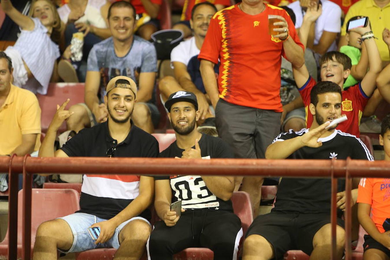 Mucho público y mucha juventud en Las Gaunas para animar a las chicas de la selección española en el partido de preparación contra Serbia y que se saldó con el triunfo de las nacionales por 3-0