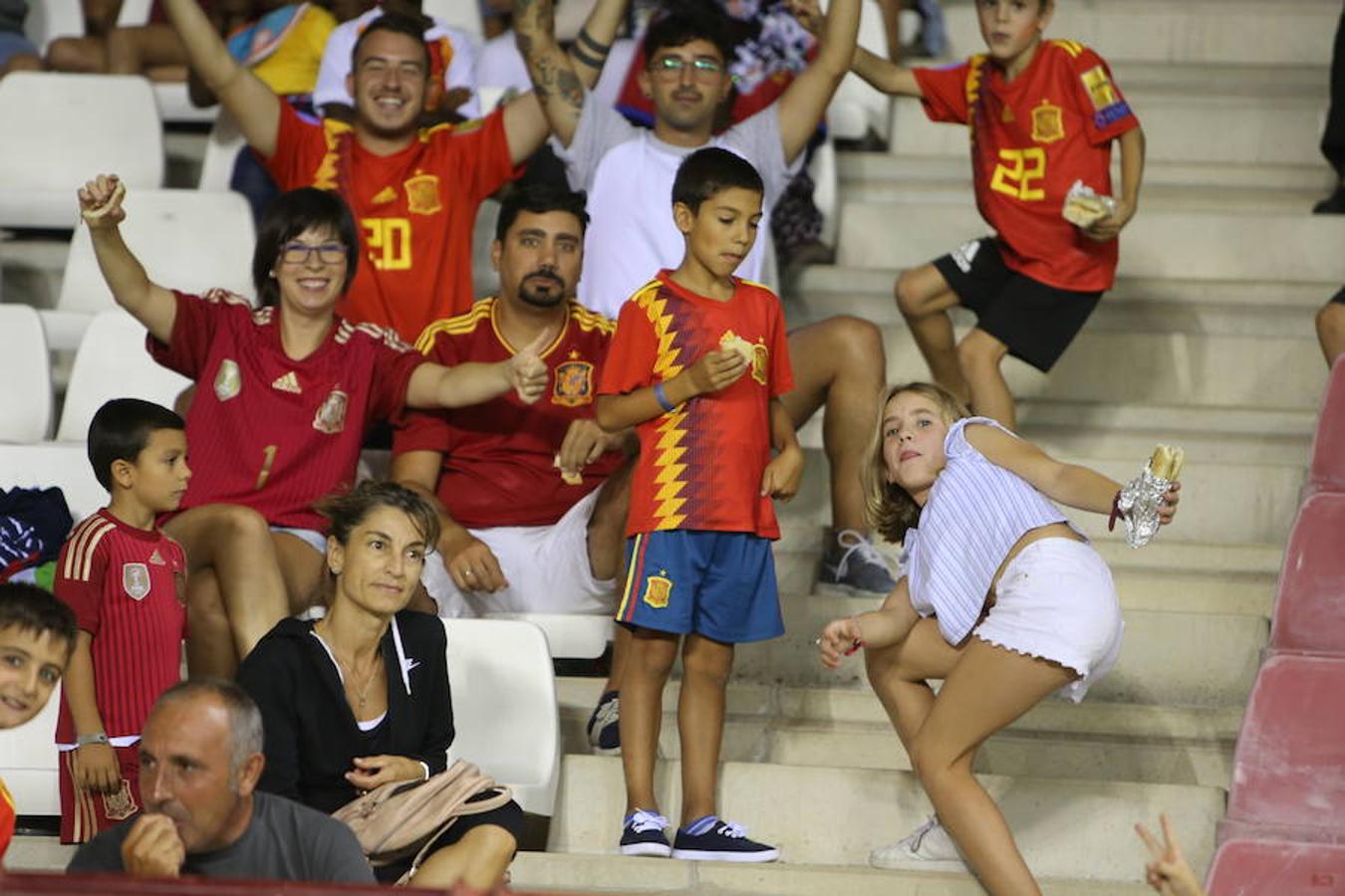 Mucho público y mucha juventud en Las Gaunas para animar a las chicas de la selección española en el partido de preparación contra Serbia y que se saldó con el triunfo de las nacionales por 3-0