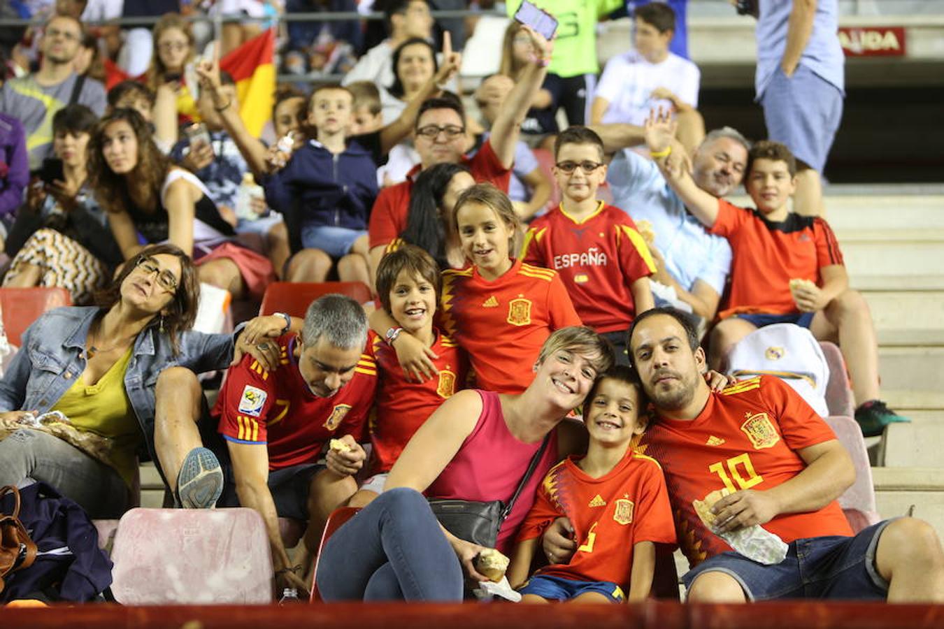 Mucho público y mucha juventud en Las Gaunas para animar a las chicas de la selección española en el partido de preparación contra Serbia y que se saldó con el triunfo de las nacionales por 3-0