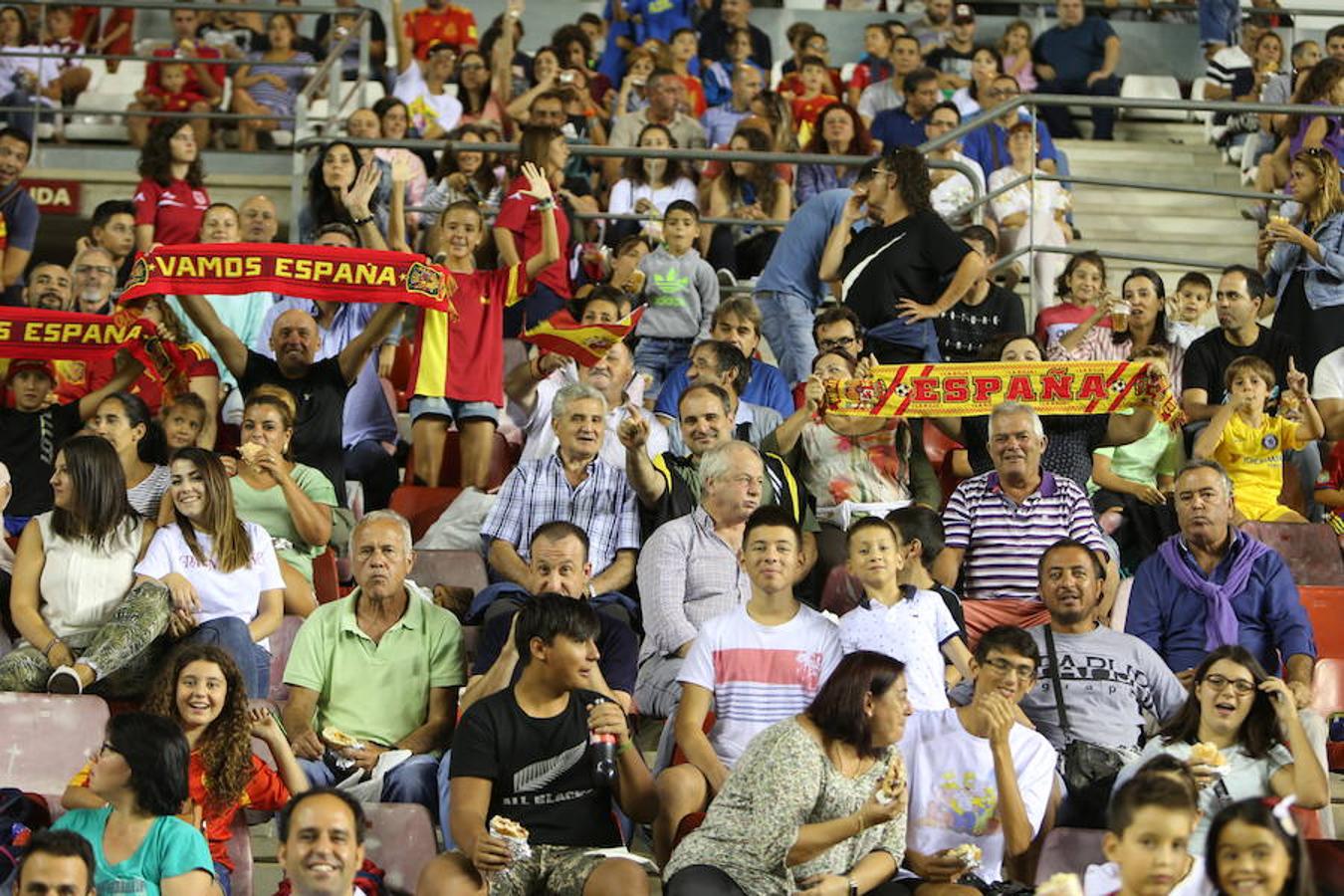 Mucho público y mucha juventud en Las Gaunas para animar a las chicas de la selección española en el partido de preparación contra Serbia y que se saldó con el triunfo de las nacionales por 3-0