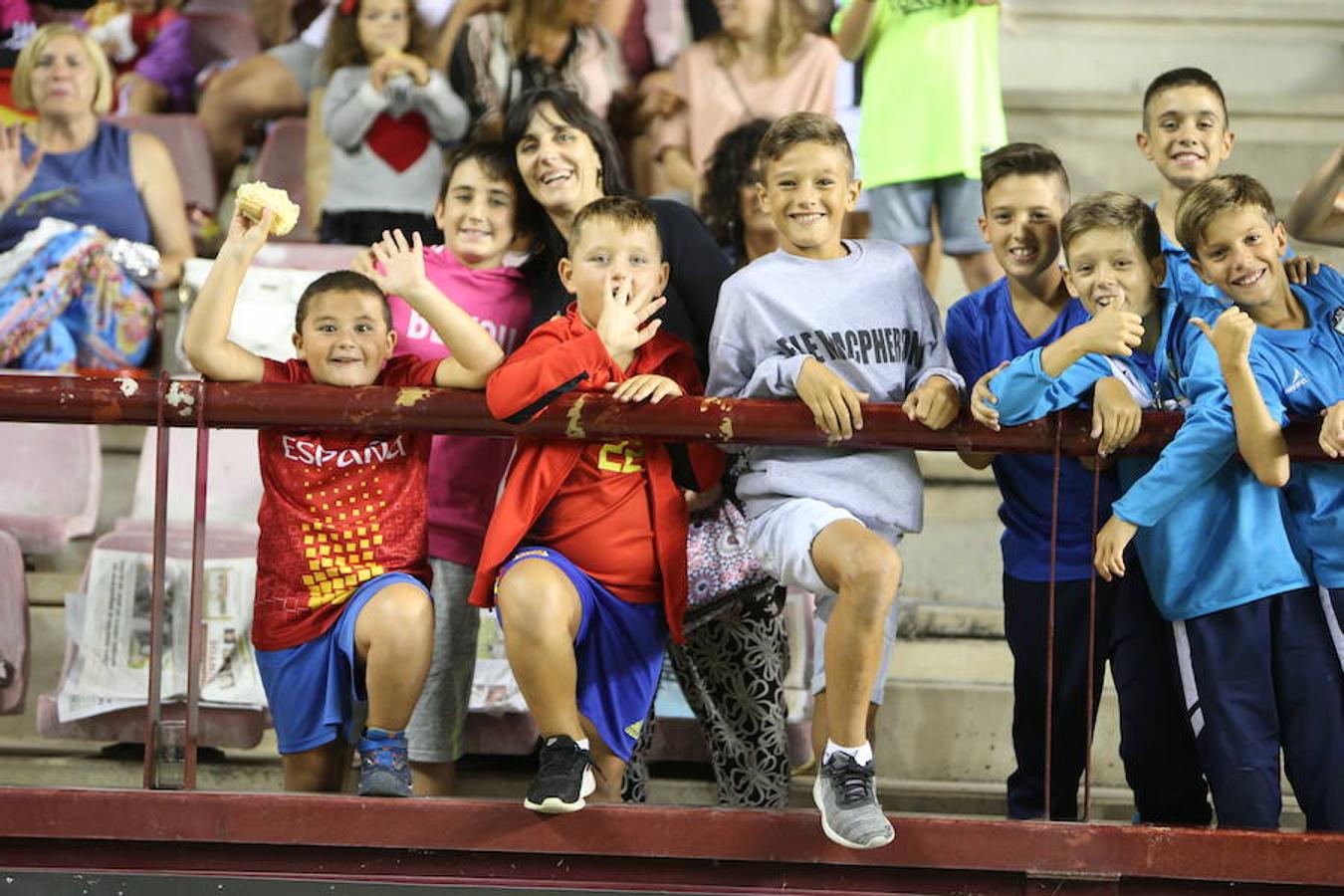 Mucho público y mucha juventud en Las Gaunas para animar a las chicas de la selección española en el partido de preparación contra Serbia y que se saldó con el triunfo de las nacionales por 3-0