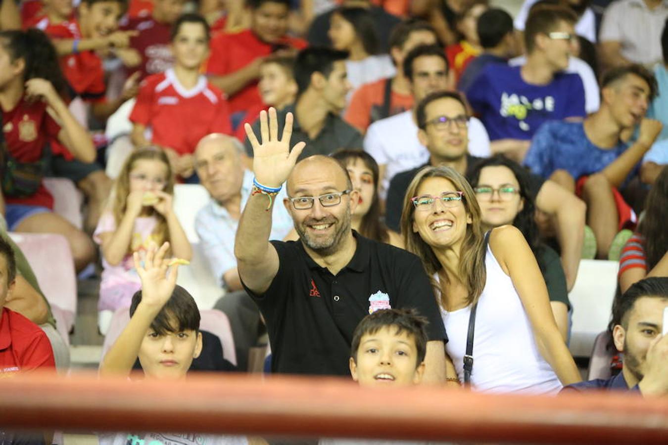 Mucho público y mucha juventud en Las Gaunas para animar a las chicas de la selección española en el partido de preparación contra Serbia y que se saldó con el triunfo de las nacionales por 3-0