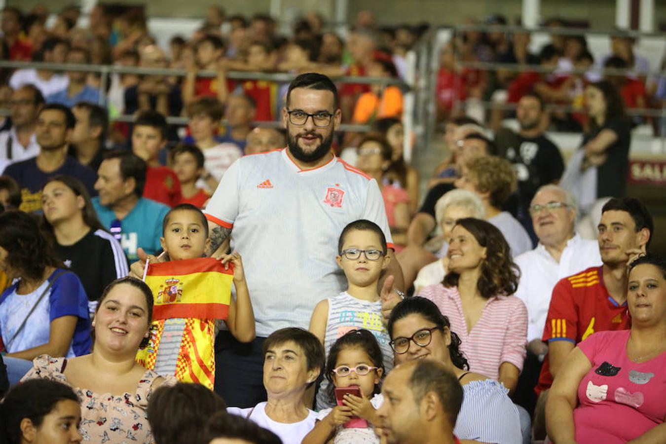 Mucho público y mucha juventud en Las Gaunas para animar a las chicas de la selección española en el partido de preparación contra Serbia y que se saldó con el triunfo de las nacionales por 3-0