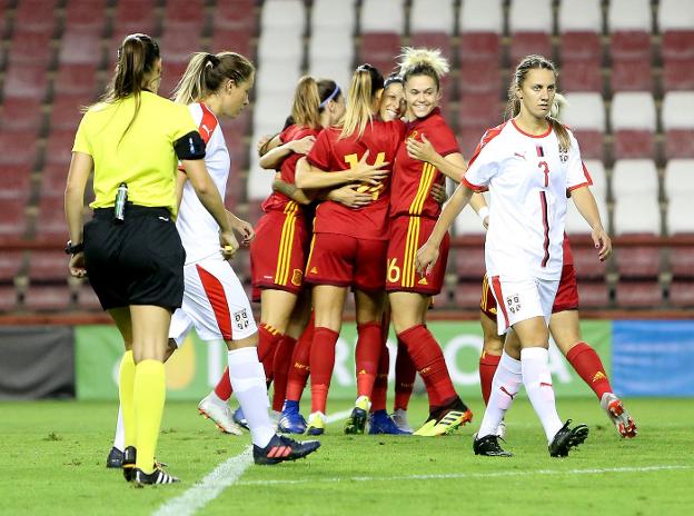 Las jugadoras españolas celebran uno de los tres goles que cerraron ayer su inmaculada clasificación para el Mundial de Francia 2019 en Las Gaunas. :: juan marín