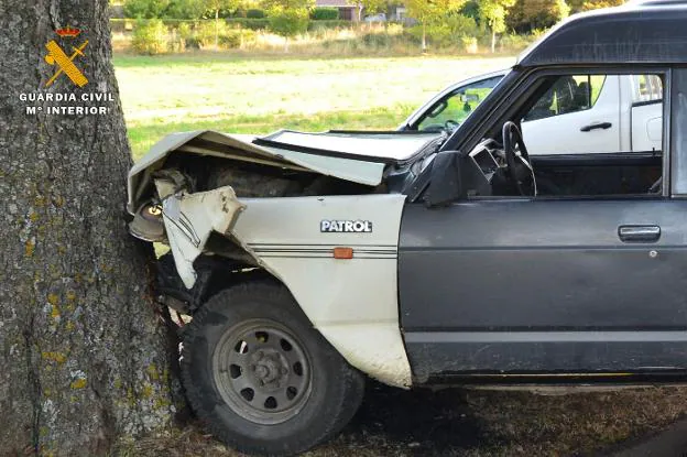 Estado en que quedó el vehículo tras impactar contra un árbol. :: guardia civil