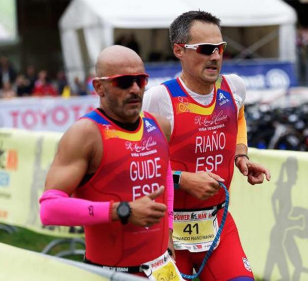 Fernando Riaño, con su guía Jesús Celada, en dos momentos de la competición celebrada en Suiza. :: F.R.