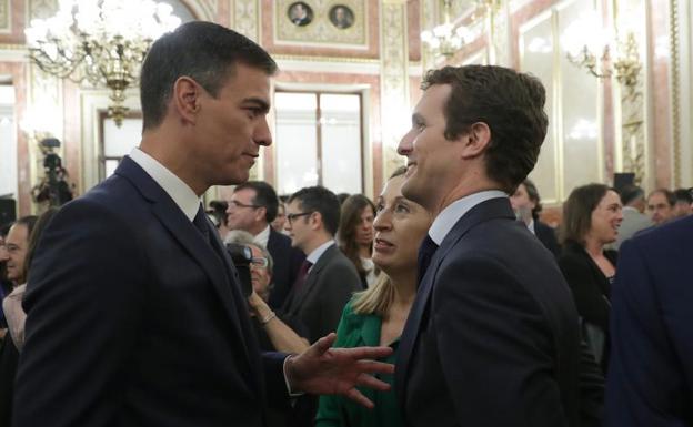 Ana Pastor (c), junto a Sánchez (i) y Casado.