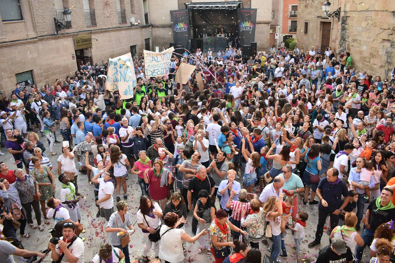 Gran ambiente en el disparo del cohete de las fiestas de la Virgen de la Antigua en Alberite.