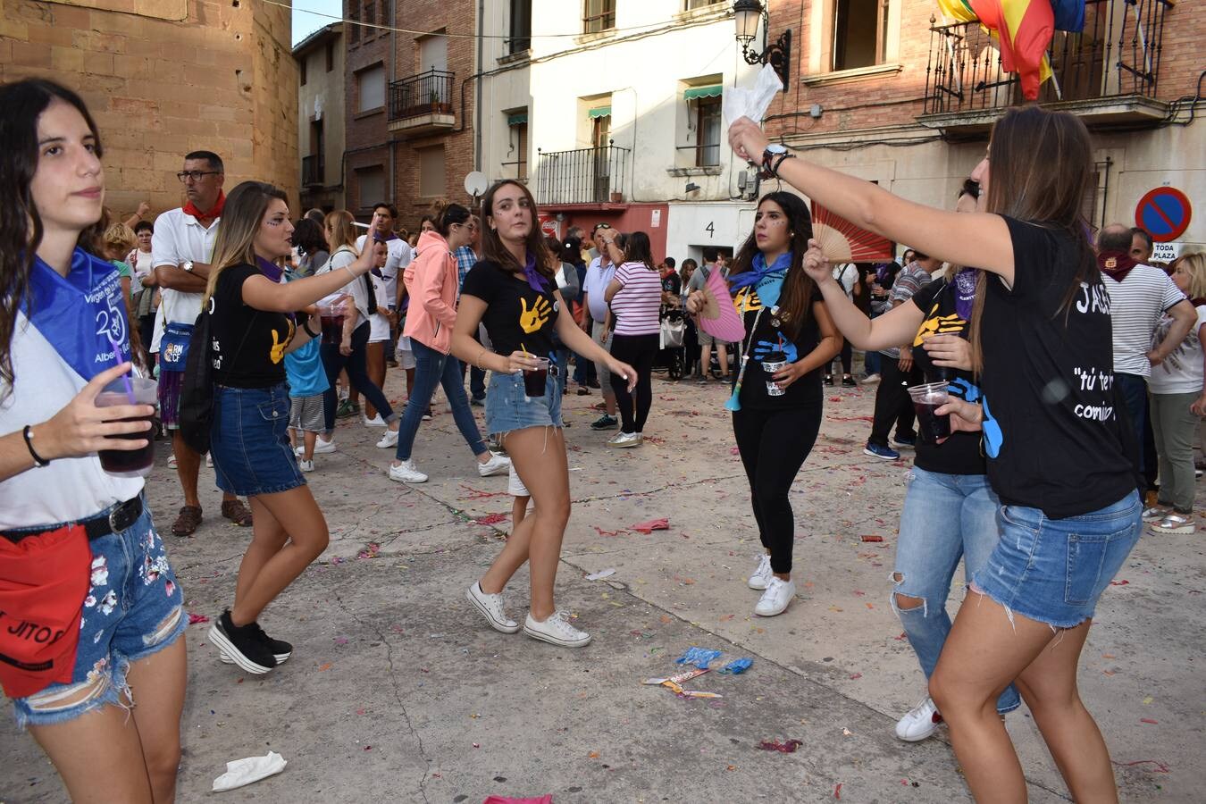 Gran ambiente en el disparo del cohete de las fiestas de la Virgen de la Antigua en Alberite.