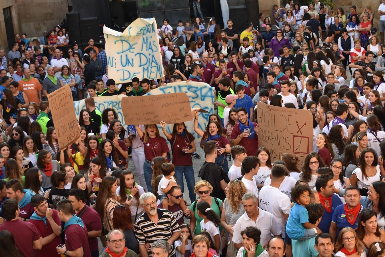 Gran ambiente en el disparo del cohete de las fiestas de la Virgen de la Antigua en Alberite.