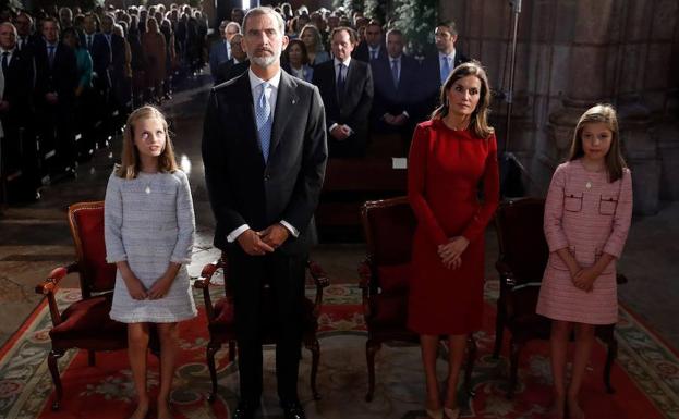 Imagen principal - Arriba, los Reyes, junto a sus hijas, durante la misa en la Basílica. Debajo, la llegada de la Familia Real al Real Sitio de Covadonga.