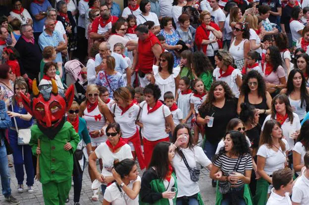 Alegría y baile en la plaza de España, junto al Ayuntamiento de Autol durante el chupinazo, ayer. :: 