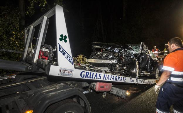 Un operario retira uno de los coches accidentados en Torremontalbo. 