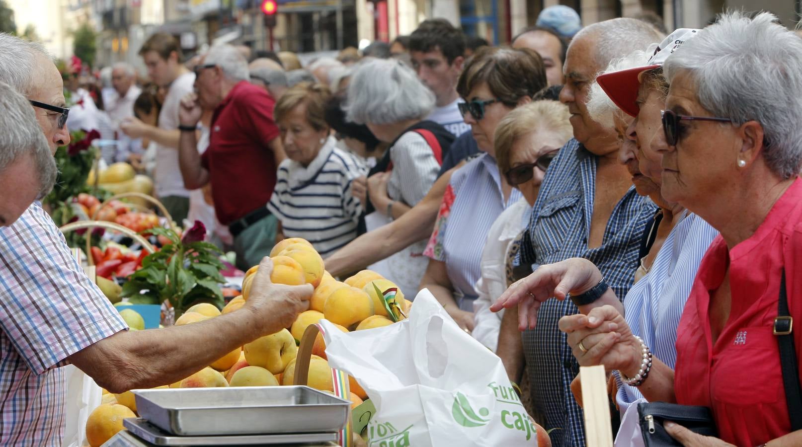 Javier Sampedro y Francisca Allo, ambos de Lardero, han ganado el 50 Concurso Agrícola de La Rioja en las categorías de frutas y hortalizas, respectivamente. Numeroso público ha disfrutado del sol radiante que ha lucido este domingo en Logroño y ha visitado los puestos instalados por 14 agricultores en la céntrica calle Portales, donde también se han podido adquirir los productos de la huerta riojana. Esta actividad, organizada por la Fundación Caja Rioja y Bankia, ha cumplido medio siglo de historia y supone una de las citas más tradicionales como prolegómeno a las fiestas de la vendimia.