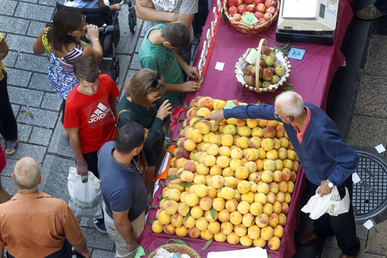 Javier Sampedro y Francisca Allo, ambos de Lardero, han ganado el 50 Concurso Agrícola de La Rioja en las categorías de frutas y hortalizas, respectivamente. Numeroso público ha disfrutado del sol radiante que ha lucido este domingo en Logroño y ha visitado los puestos instalados por 14 agricultores en la céntrica calle Portales, donde también se han podido adquirir los productos de la huerta riojana. Esta actividad, organizada por la Fundación Caja Rioja y Bankia, ha cumplido medio siglo de historia y supone una de las citas más tradicionales como prolegómeno a las fiestas de la vendimia.