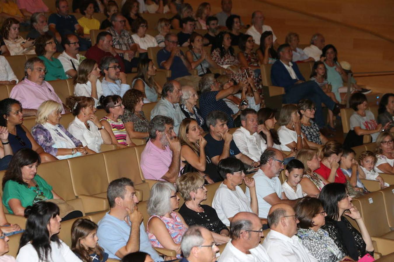 El abogado y escritor logroñés Andrés Pascual ha presentado esta tarde su nueva novela, 'A merced de un dios salvaje' (Espasa, 2018), en el palacio de congresos Riojafórum en el marco de un «acto institucional».