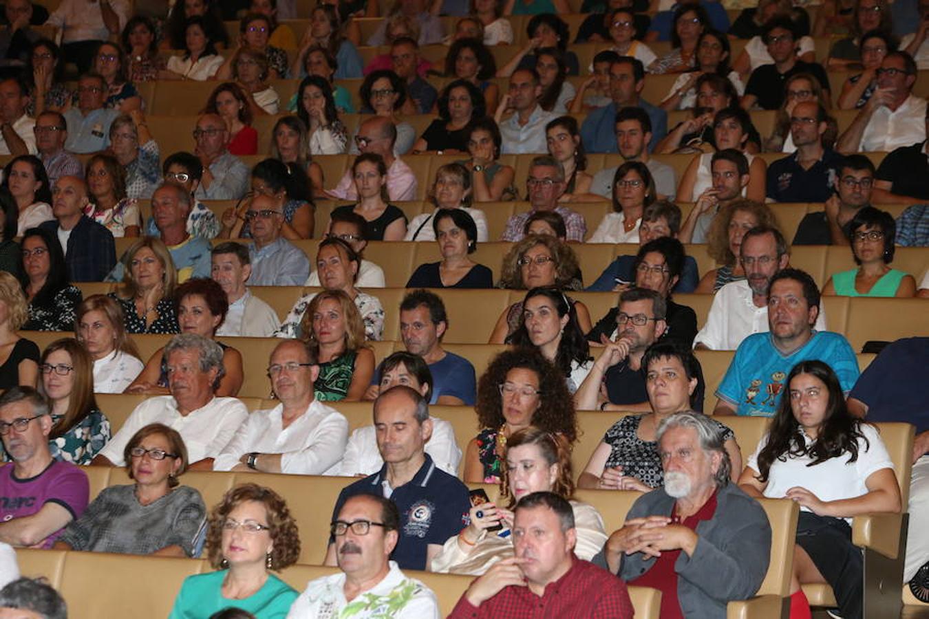 El abogado y escritor logroñés Andrés Pascual ha presentado esta tarde su nueva novela, 'A merced de un dios salvaje' (Espasa, 2018), en el palacio de congresos Riojafórum en el marco de un «acto institucional».