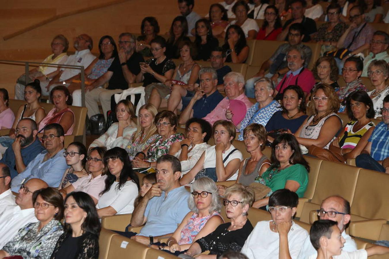 El abogado y escritor logroñés Andrés Pascual ha presentado esta tarde su nueva novela, 'A merced de un dios salvaje' (Espasa, 2018), en el palacio de congresos Riojafórum en el marco de un «acto institucional».