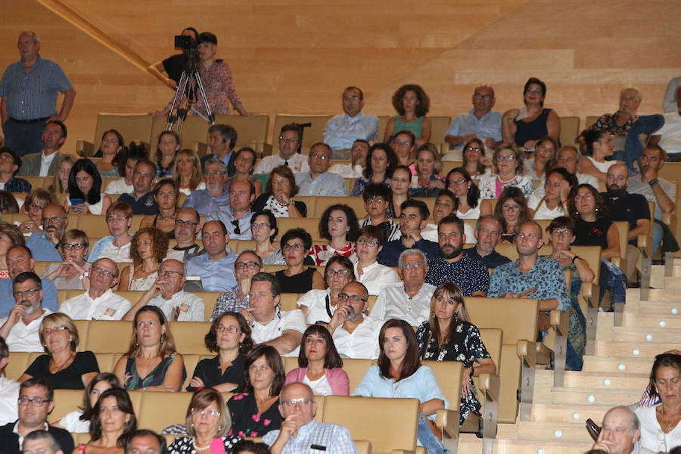 El abogado y escritor logroñés Andrés Pascual ha presentado esta tarde su nueva novela, 'A merced de un dios salvaje' (Espasa, 2018), en el palacio de congresos Riojafórum en el marco de un «acto institucional».