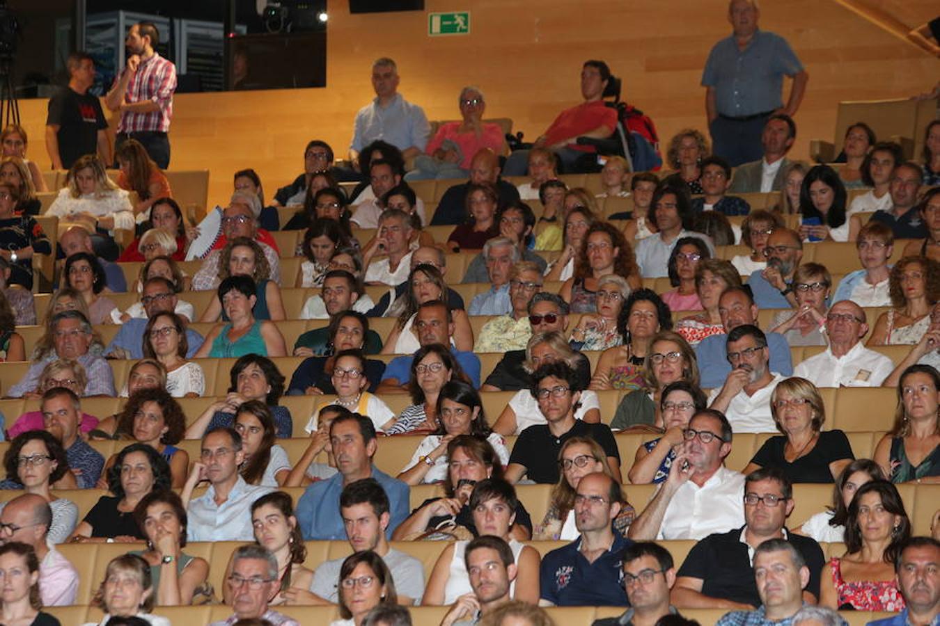 El abogado y escritor logroñés Andrés Pascual ha presentado esta tarde su nueva novela, 'A merced de un dios salvaje' (Espasa, 2018), en el palacio de congresos Riojafórum en el marco de un «acto institucional».