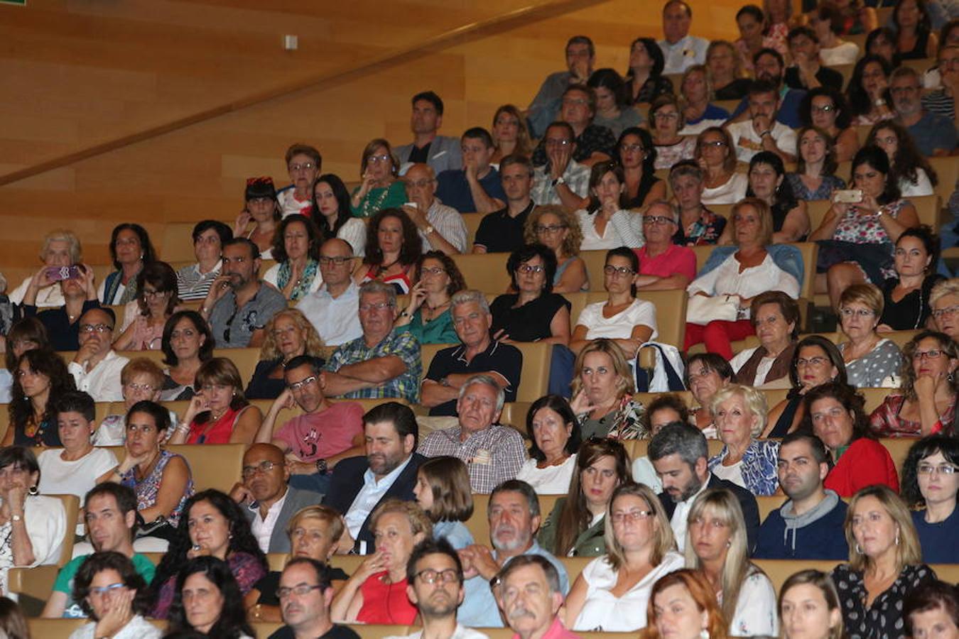 El abogado y escritor logroñés Andrés Pascual ha presentado esta tarde su nueva novela, 'A merced de un dios salvaje' (Espasa, 2018), en el palacio de congresos Riojafórum en el marco de un «acto institucional».