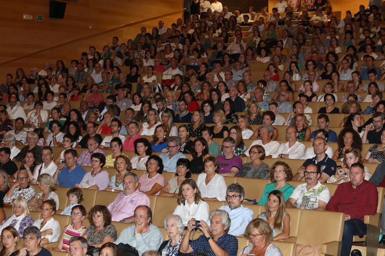 El abogado y escritor logroñés Andrés Pascual ha presentado esta tarde su nueva novela, 'A merced de un dios salvaje' (Espasa, 2018), en el palacio de congresos Riojafórum en el marco de un «acto institucional».