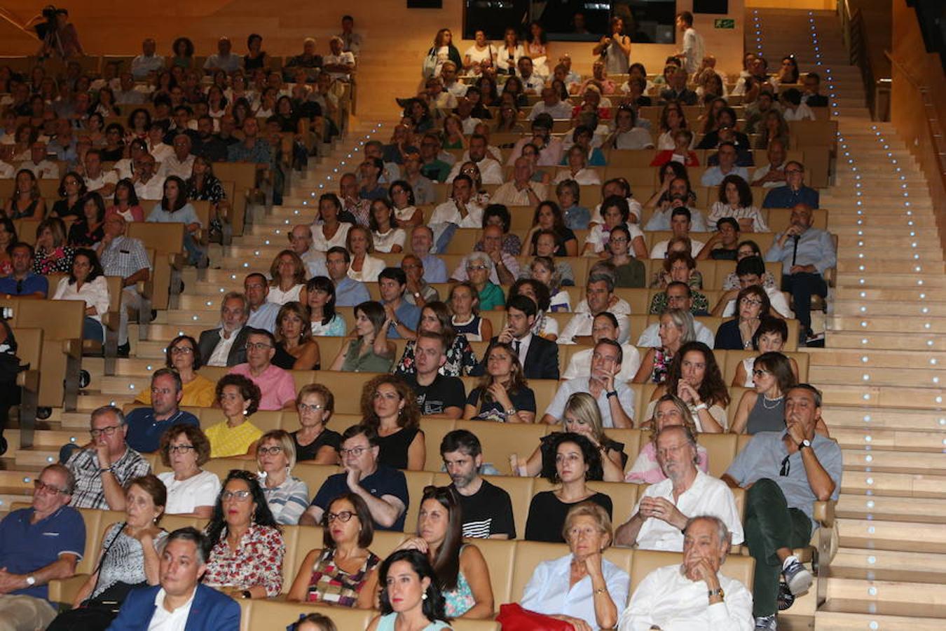 El abogado y escritor logroñés Andrés Pascual ha presentado esta tarde su nueva novela, 'A merced de un dios salvaje' (Espasa, 2018), en el palacio de congresos Riojafórum en el marco de un «acto institucional».