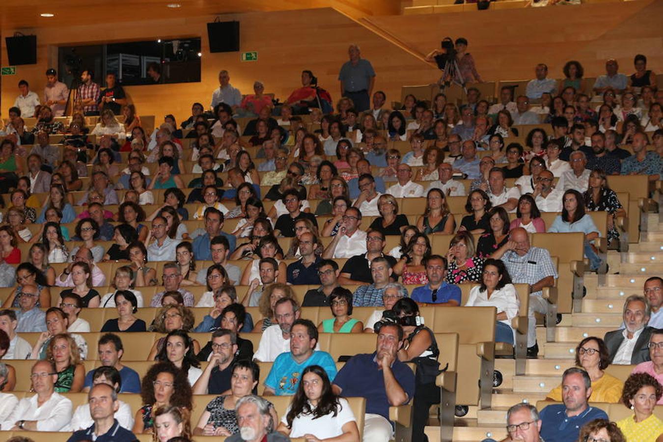 El abogado y escritor logroñés Andrés Pascual ha presentado esta tarde su nueva novela, 'A merced de un dios salvaje' (Espasa, 2018), en el palacio de congresos Riojafórum en el marco de un «acto institucional».