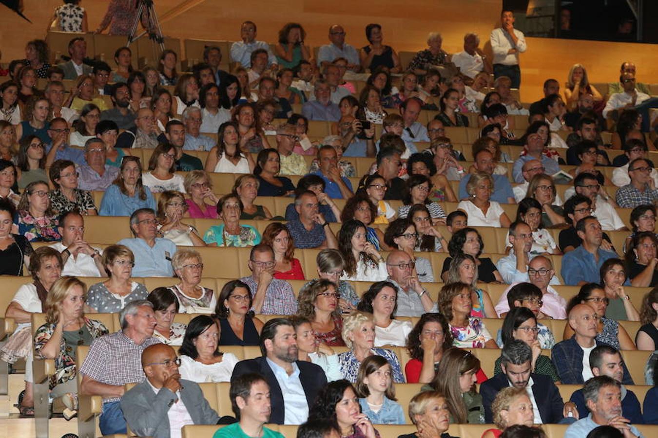 El abogado y escritor logroñés Andrés Pascual ha presentado esta tarde su nueva novela, 'A merced de un dios salvaje' (Espasa, 2018), en el palacio de congresos Riojafórum en el marco de un «acto institucional».