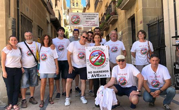 Miembros de la plataforma contra el trazado del AVE en Haro