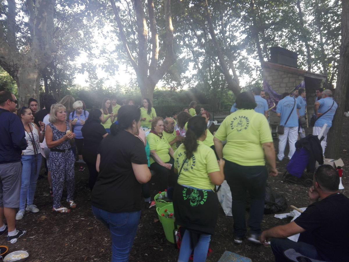 Cientos de jarreros culminan las fiestas de la vega con un recital de jolgorio