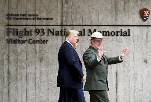 Stephen Clark, director del memorial de Pensilvania, muestra las instalaciones a Trump y su esposa Melania. :: kevin lamarque / reuters